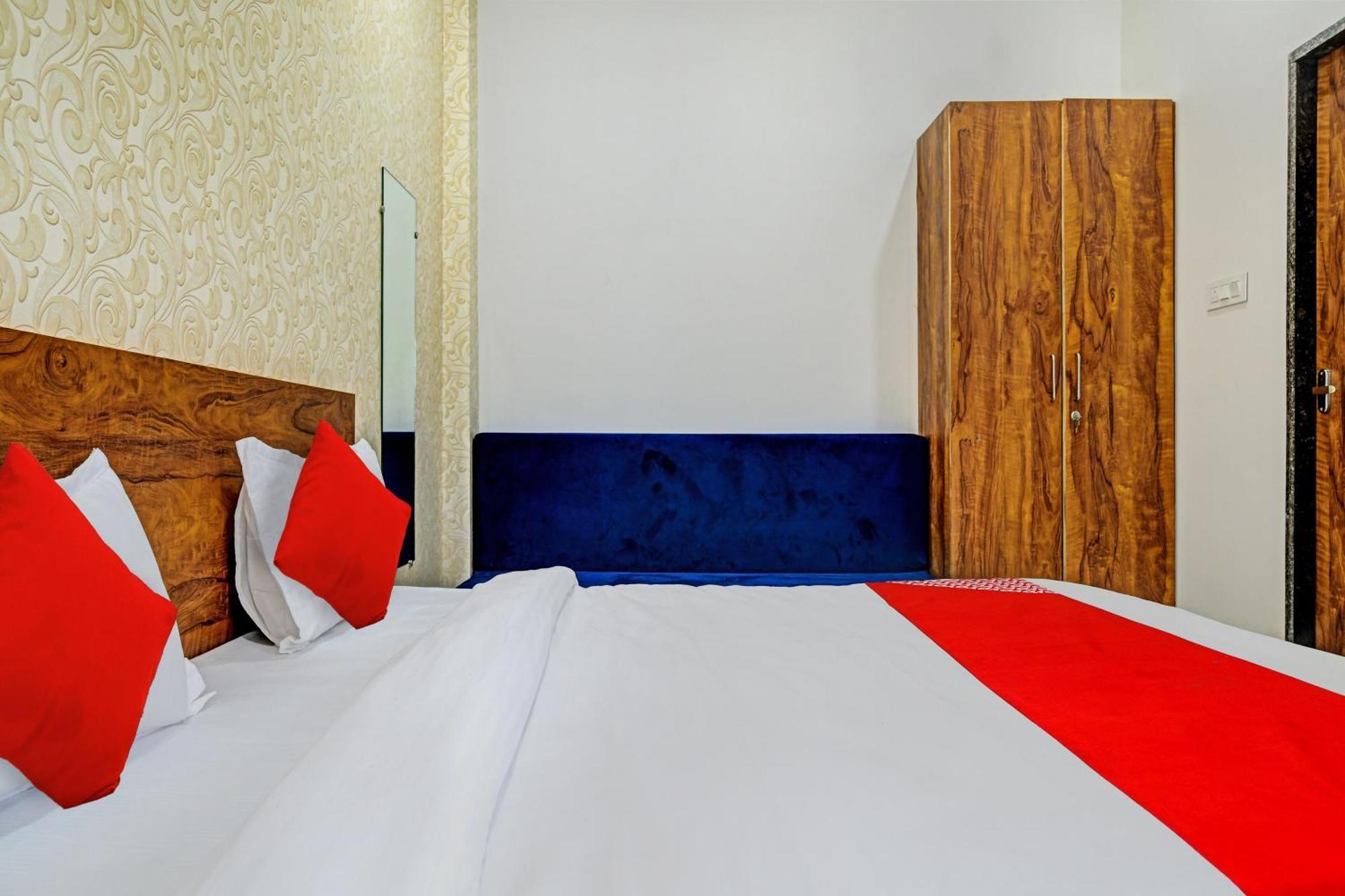 Oyo Flagship Hotel Blue Tick Indaur Kültér fotó