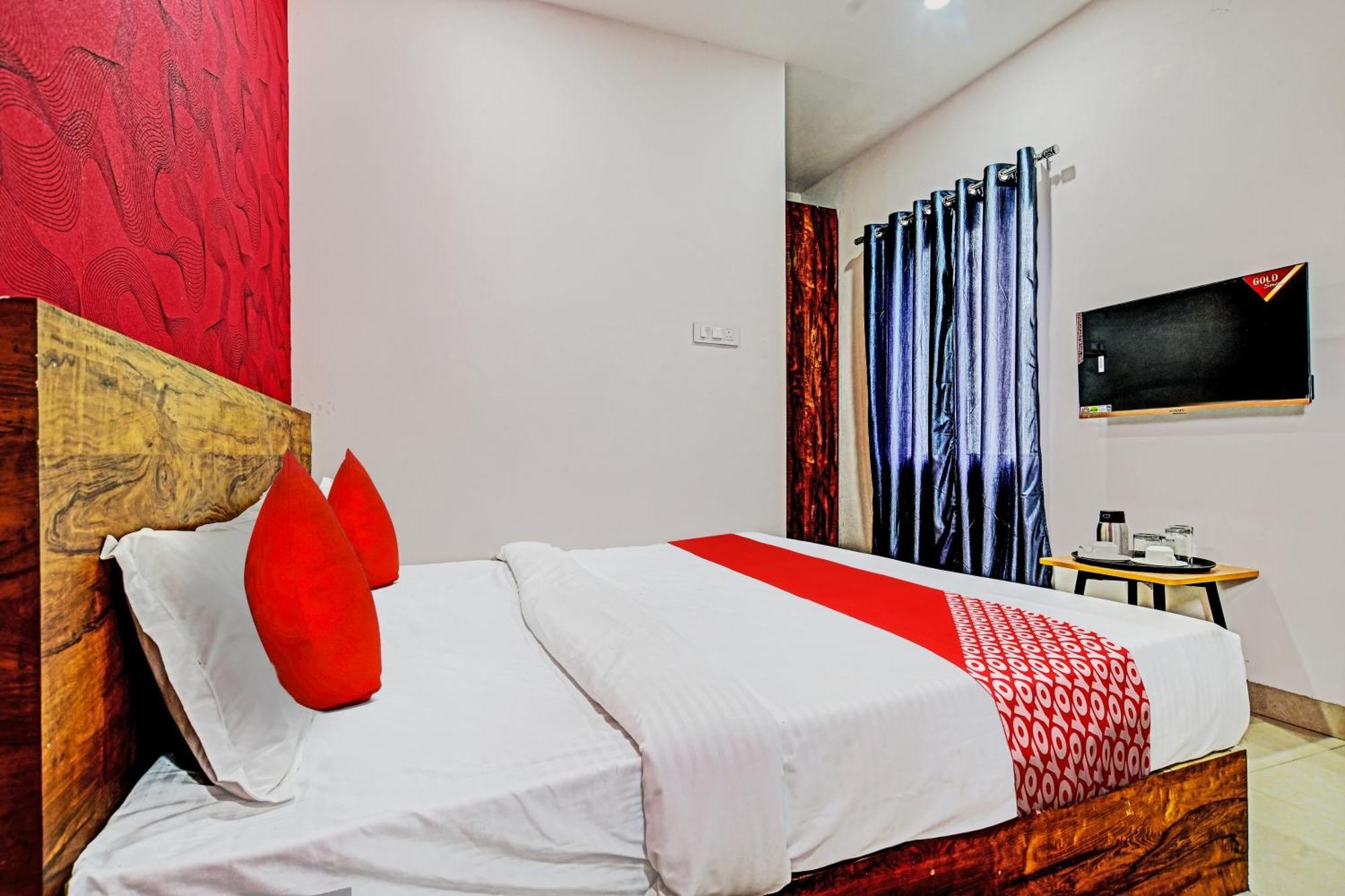 Oyo Flagship Hotel Blue Tick Indaur Kültér fotó