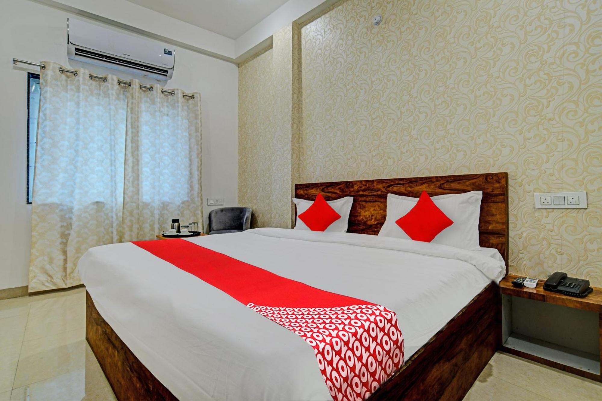Oyo Flagship Hotel Blue Tick Indaur Kültér fotó