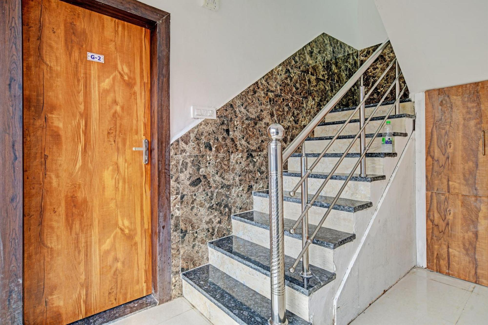 Oyo Flagship Hotel Blue Tick Indaur Kültér fotó