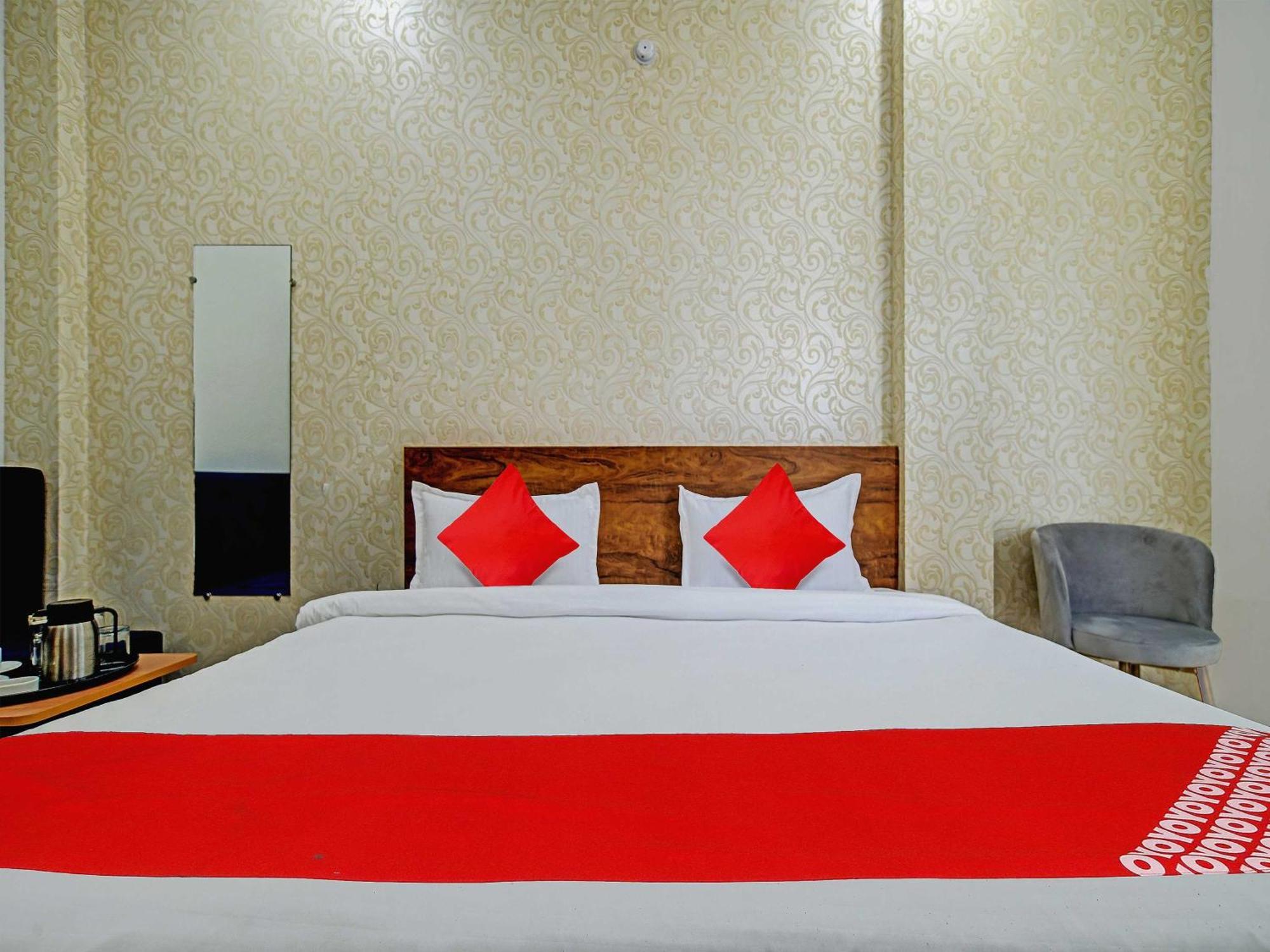 Oyo Flagship Hotel Blue Tick Indaur Kültér fotó