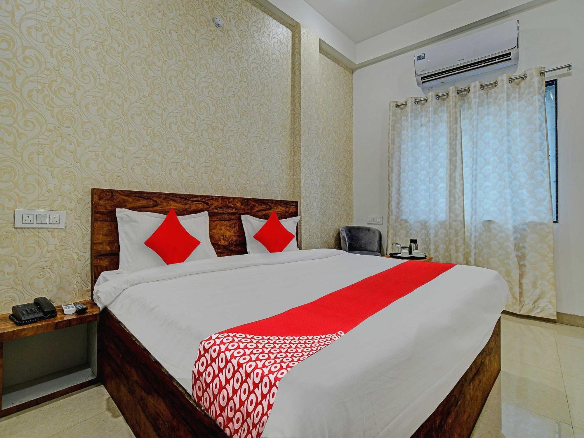 Oyo Flagship Hotel Blue Tick Indaur Kültér fotó