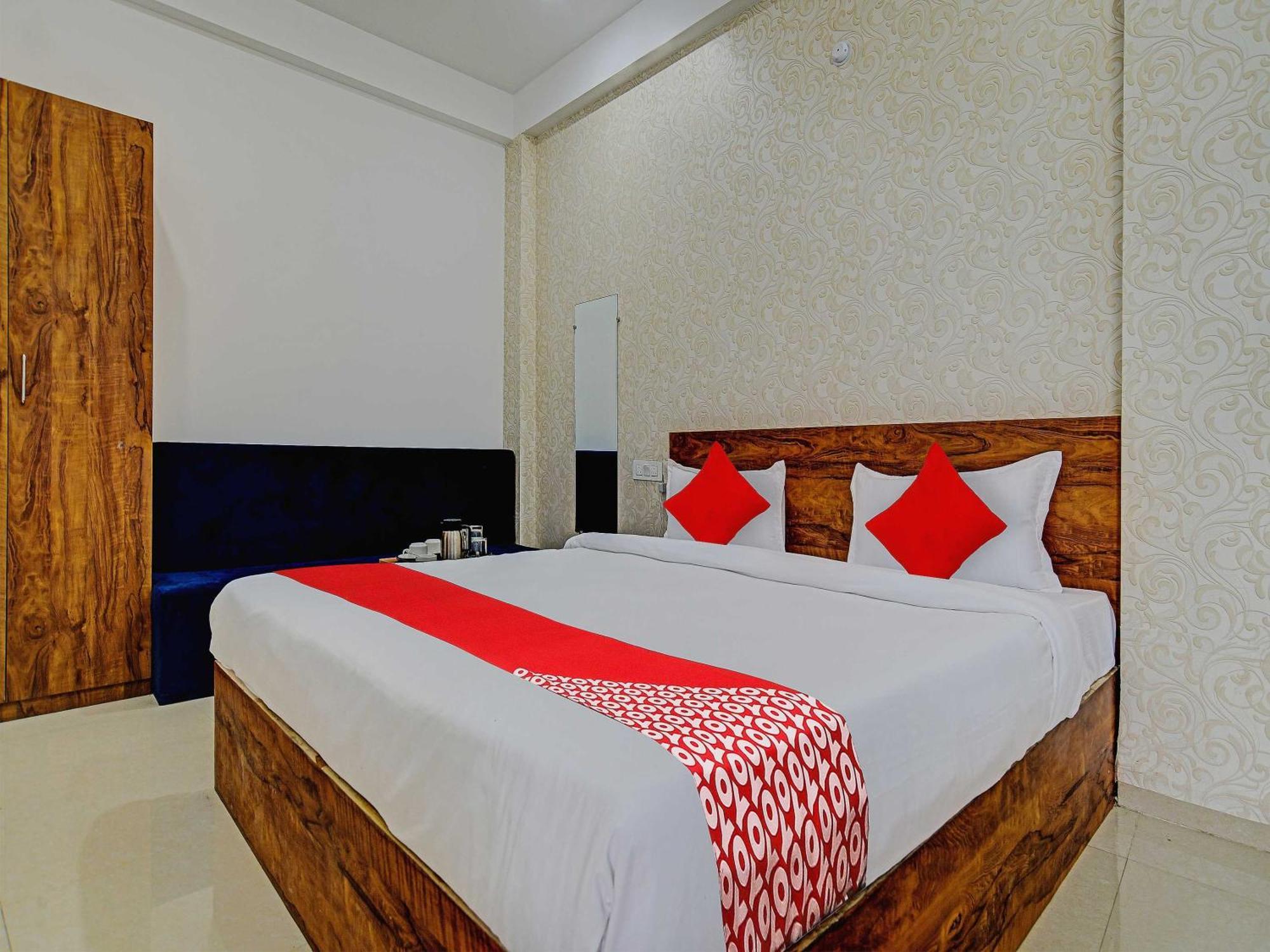 Oyo Flagship Hotel Blue Tick Indaur Kültér fotó