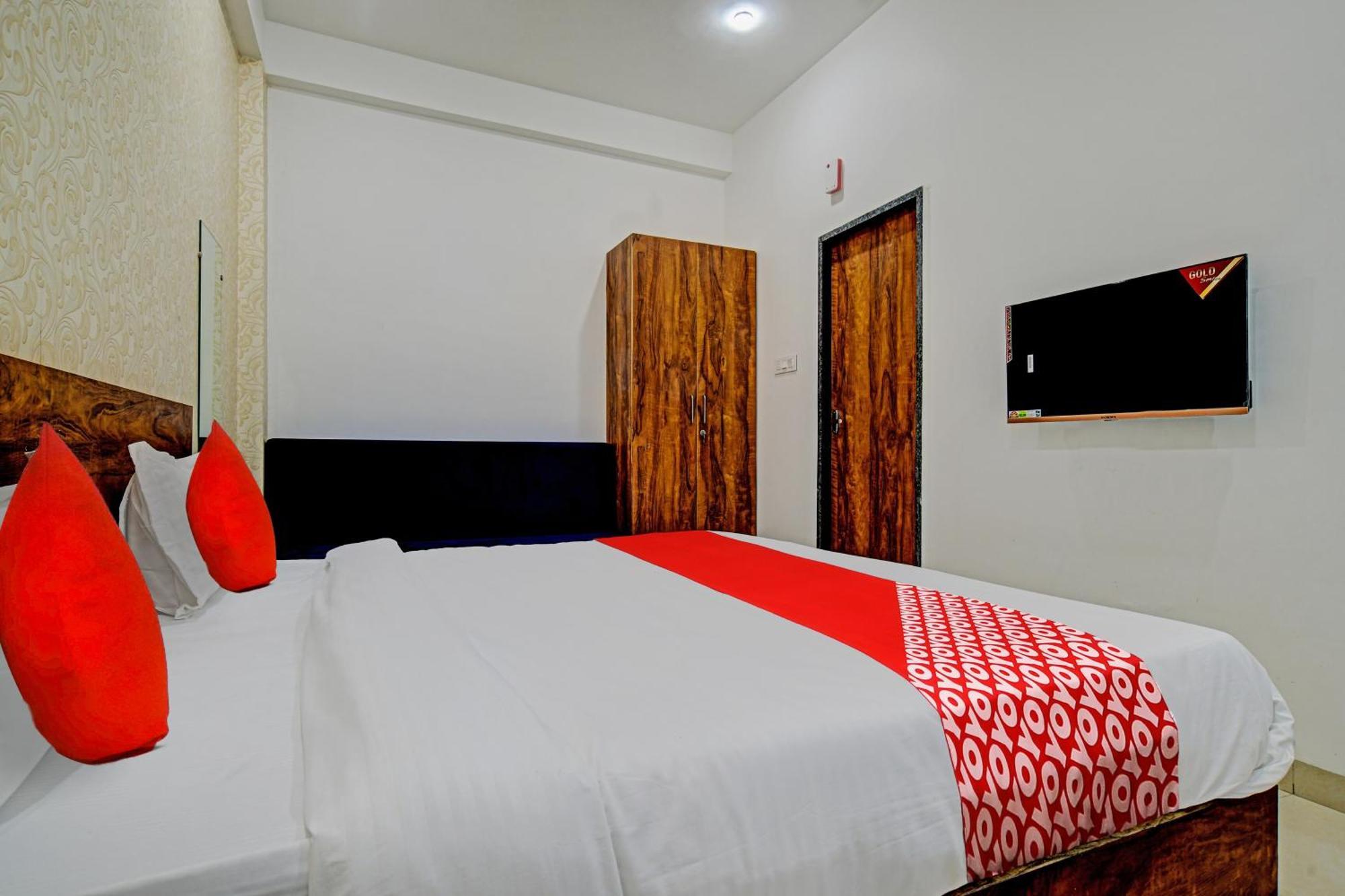 Oyo Flagship Hotel Blue Tick Indaur Kültér fotó