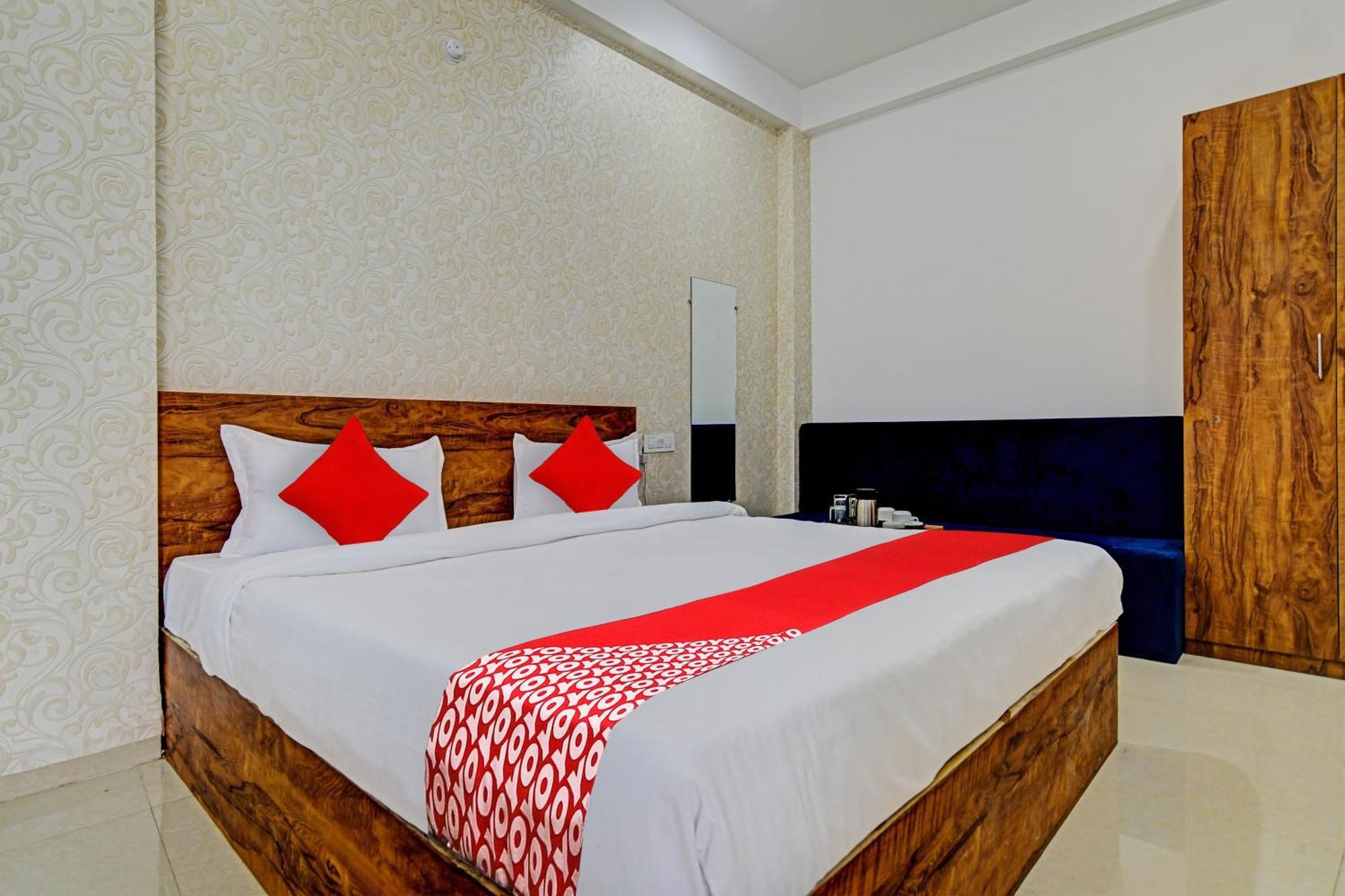 Oyo Flagship Hotel Blue Tick Indaur Kültér fotó