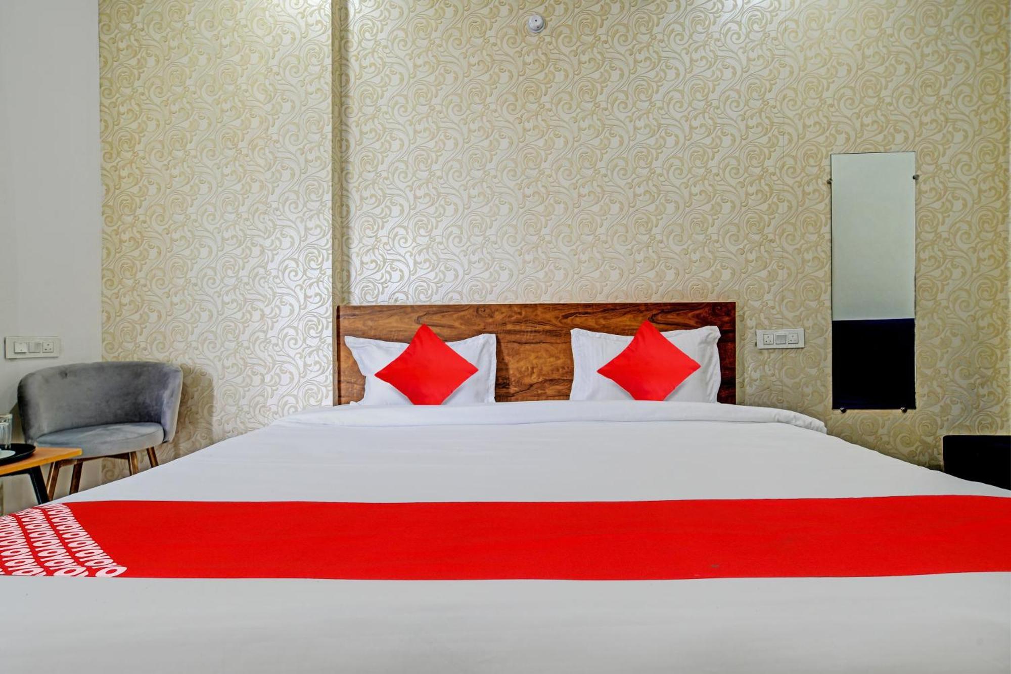 Oyo Flagship Hotel Blue Tick Indaur Kültér fotó