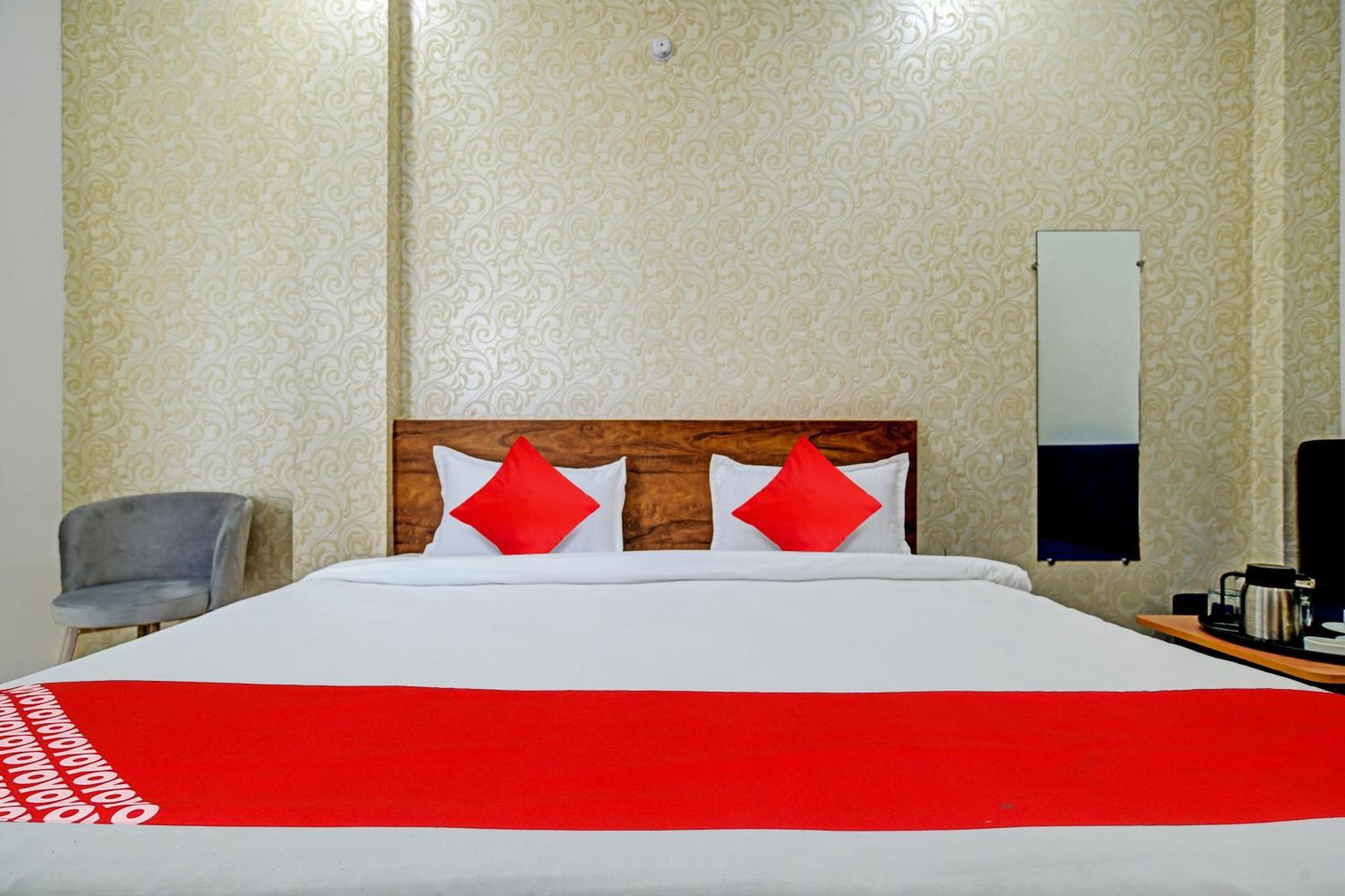 Oyo Flagship Hotel Blue Tick Indaur Kültér fotó